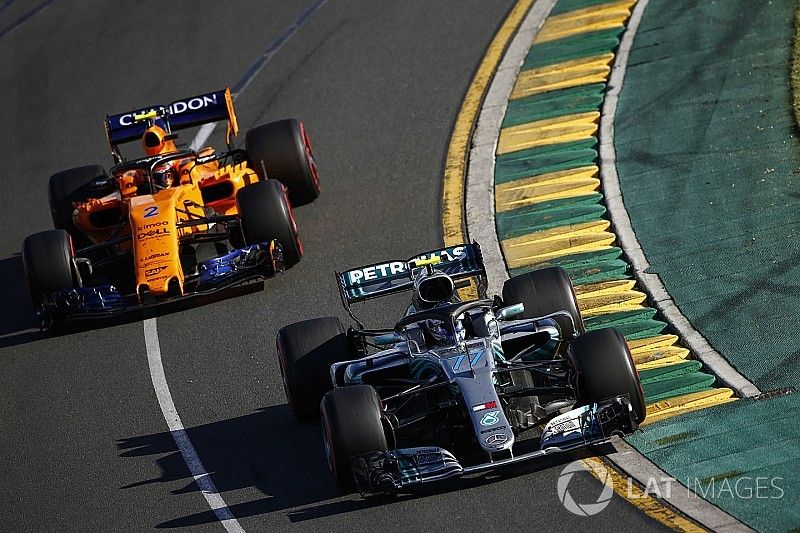 Valtteri Bottas, Mercedes AMG F1 W09, y Stoffel Vandoorne, McLaren MCL33 Renault
