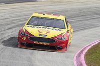 Joey Logano gana la pole en Martinsville;  Truex saldr&aacute; en segundo