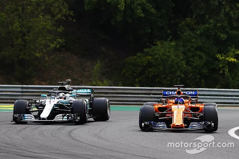 Fernando Alonso, McLaren MCL33, et Lewis Hamilton, Mercedes AMG F1 W09