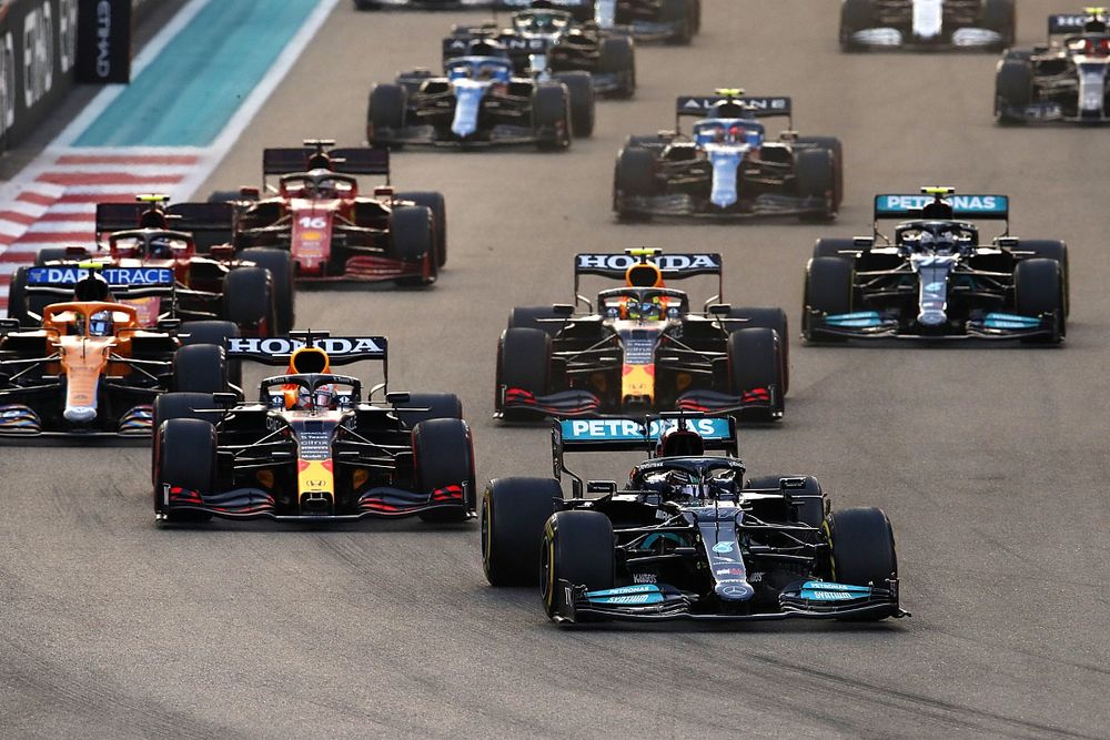 Lewis Hamilton, Mercedes W12, Max Verstappen, Red Bull Racing RB16B, Sergio Perez, Red Bull Racing RB16B, Carlos Sainz Jr, Ferrari SF21, Lando Norris, McLaren MCL35M, il resto delle auto alla partenza