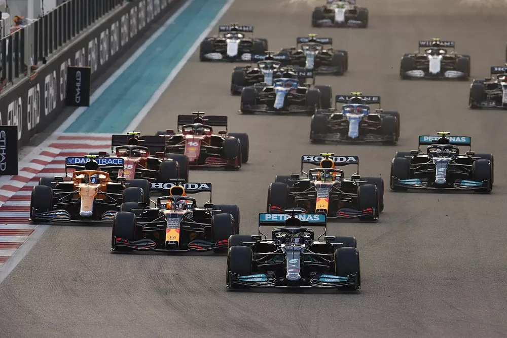 Lewis Hamilton, Mercedes W12, Max Verstappen, Red Bull Racing RB16B, Sergio Perez, Red Bull Racing RB16B, Lando Norris, McLaren MCL35M, the rest of the field at the start