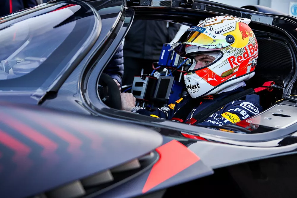 Max Verstappen y Alexander Albon, pilotos de Red Bull Racing, disfrutan del Red Bull Racing Aston Martin Valkyrie