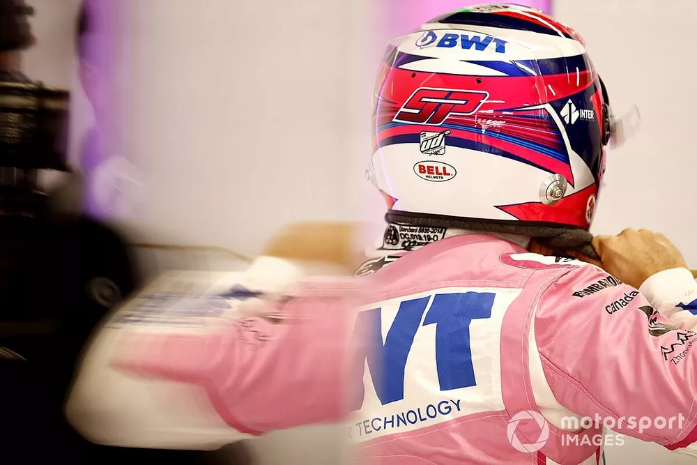Sergio Perez, Racing Point, dans son stand