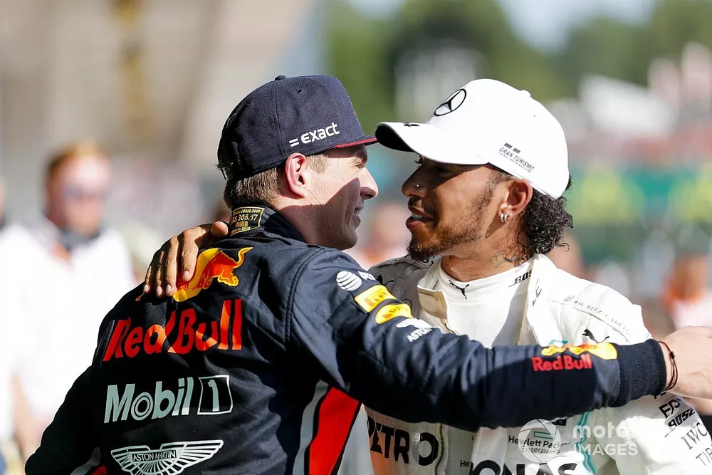 El segundo lugar Max Verstappen, Red Bull Racing y el ganador Lewis Hamilton, Mercedes AMG F1