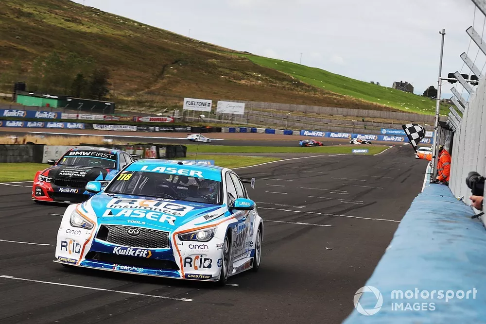 Race winner Ashley Sutton, Laser Tools Racing Infiniti Q50