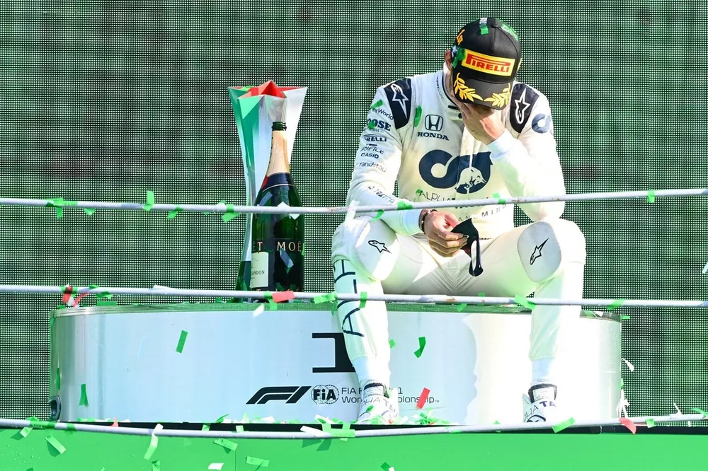 Pierre Gasly, AlphaTauri, primo classificato, seduto sul podio con il trofeo a contemplare la sua vittoria