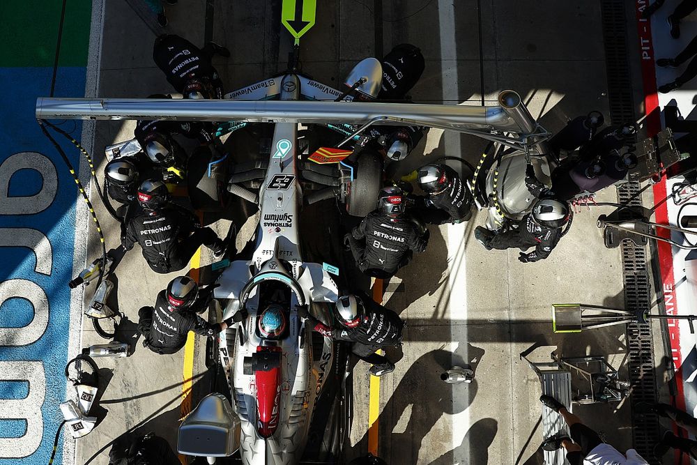 George Russell, Mercedes W13, en boxes