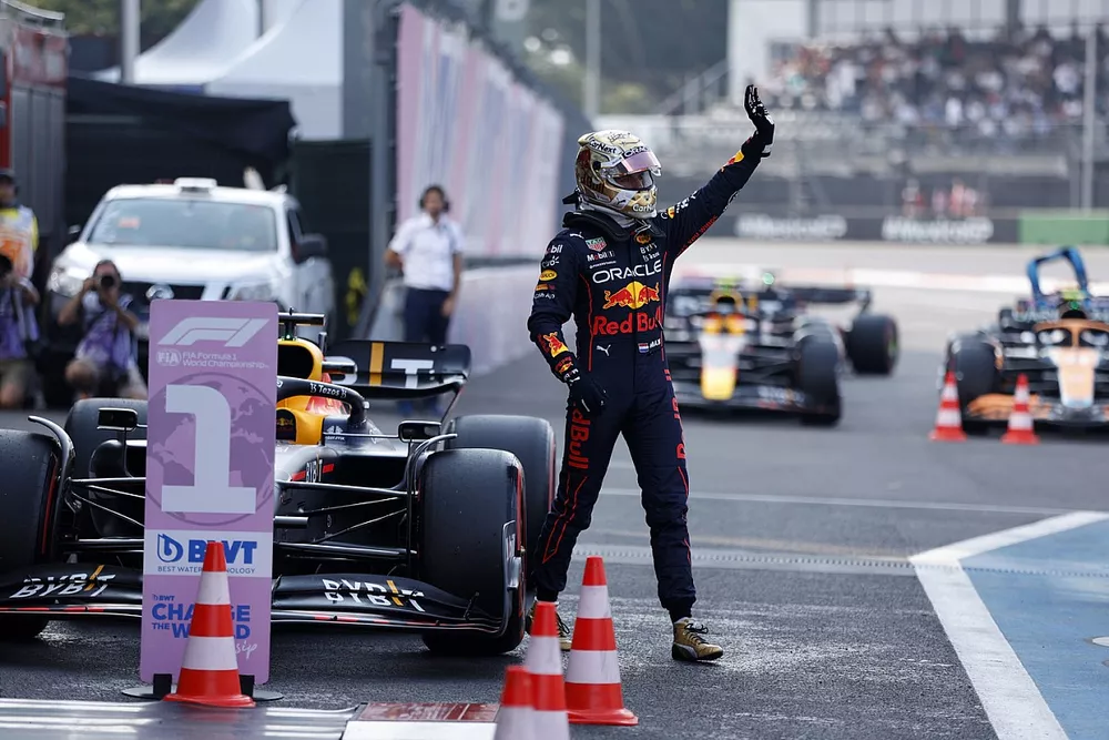Le poleman Max Verstappen, Red Bull Racing, dans le parc ferm&eacute;