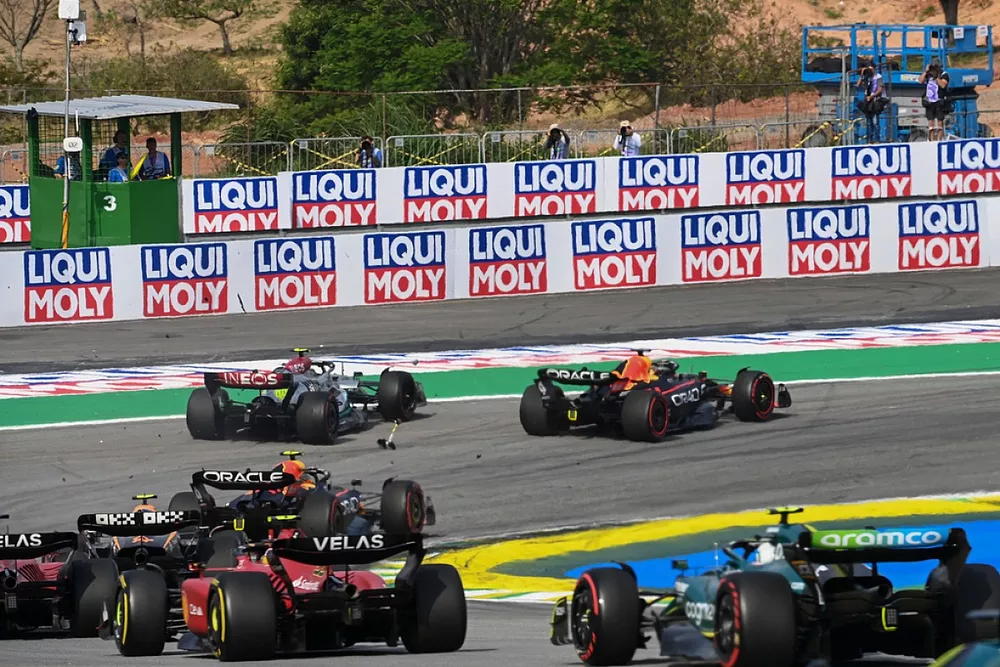 Max Verstappen, Red Bull Racing RB18, botst met Lewis Hamilton, Mercedes W13
