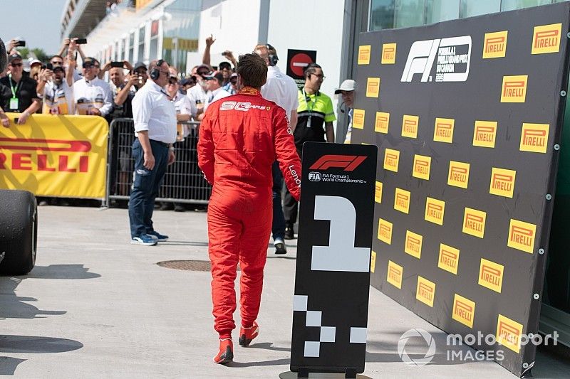 Sebastian Vettel, Ferrari, 2&ordf; posici&oacute;n, se dirige al podio tras cambiar los letreros de posici&oacute;n delante de los coches