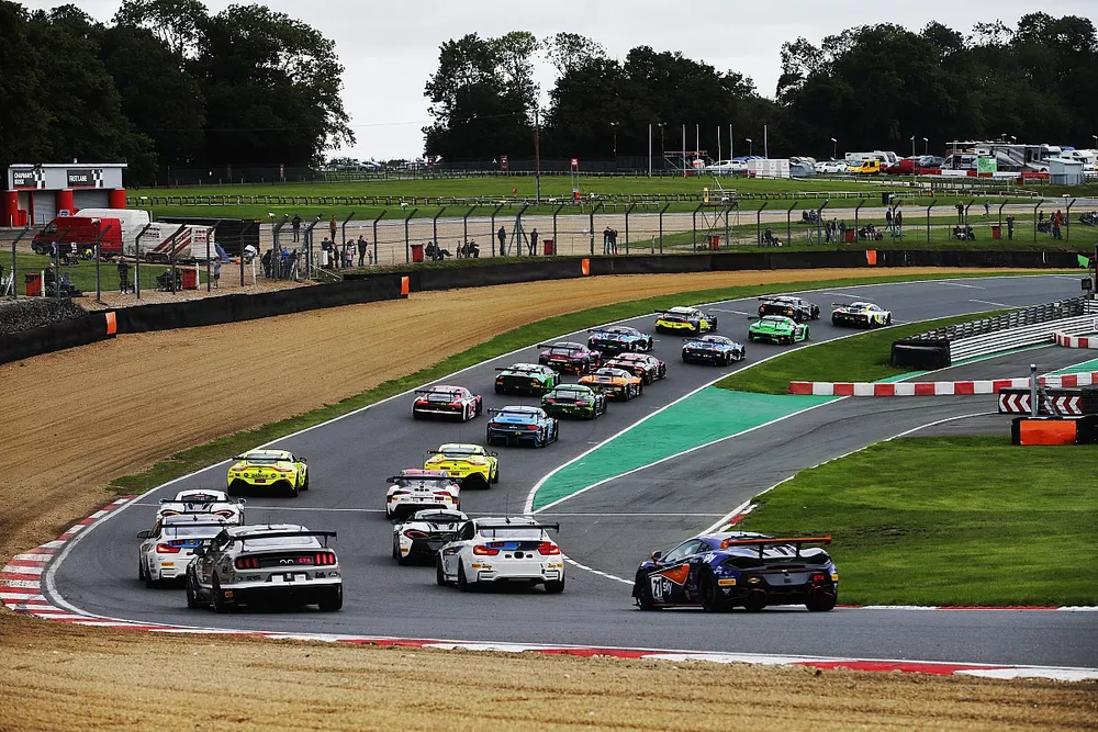 l1_BritishIntelligent Money British GT Championship 01