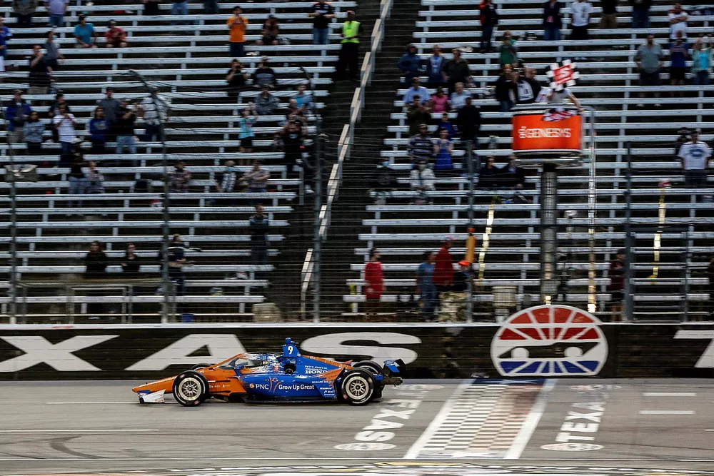 Ganador Scott Dixon, Chip Ganassi Racing Honda se lleva la bandera a cuadros