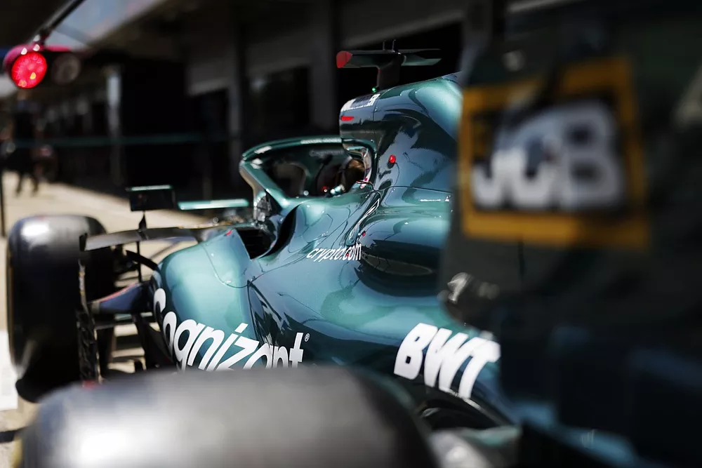 Les logos Cognizant, Crypto.com, BWT et JCB sur une Aston Martin AMR21 