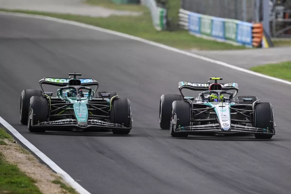 Lance Stroll, Aston Martin AMR24, lucha con Lewis Hamilton, Mercedes F1 W15