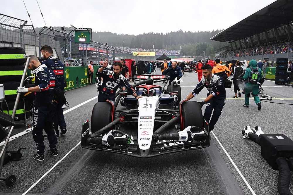 Los mecánicos llevan a Nyck de Vries, AlphaTauri AT04, a la parrilla del Sprint