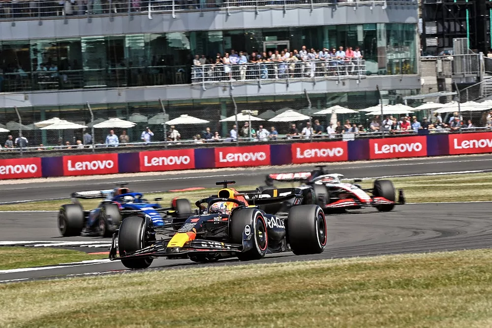 Max Verstappen, Red Bull Racing RB19, Alex Albon, Williams FW45, Kevin Magnussen, Haas VF-23