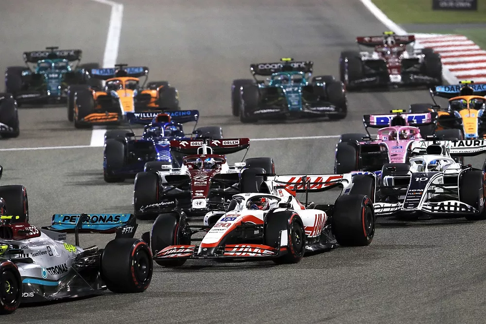 Lewis Hamilton, Mercedes W13, Kevin Magnussen, Haas VF-22, Pierre Gasly, AlphaTauri AT03, Valtteri Bottas, Alfa Romeo C42