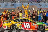 Kyle Busch vence a Keselowski en ca&oacute;tica carrera en Phoenix