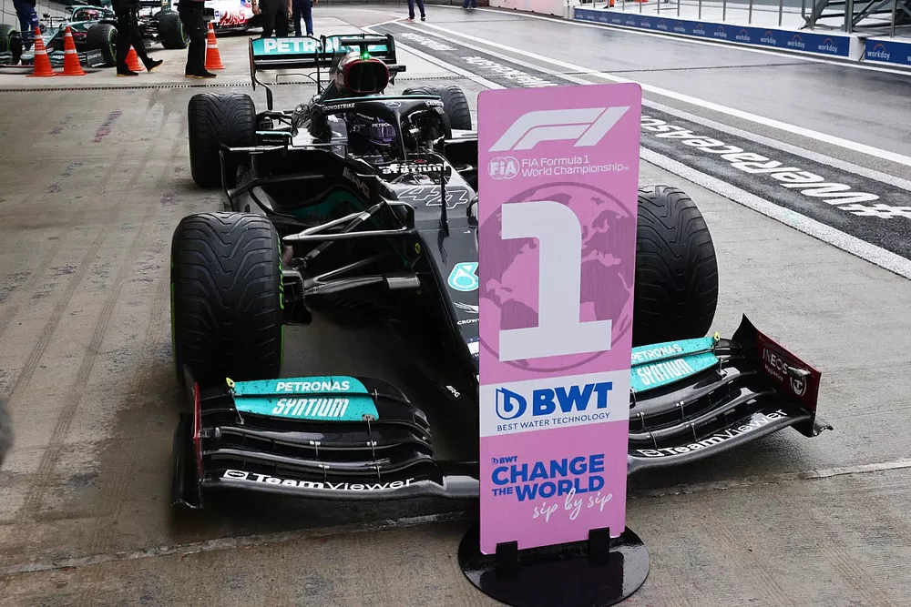 Lewis Hamilton, Mercedes W12, 1&ordf; posici&oacute;n, llega al Parc Ferme