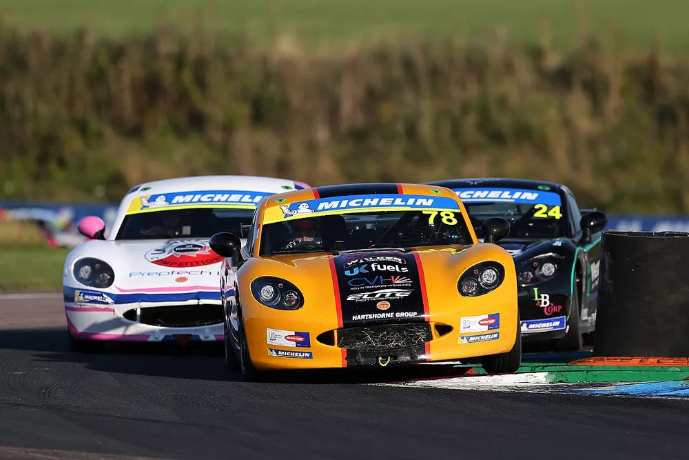 Kerb-hopping Ginetta Juniors at Thruxton 2021 JEP