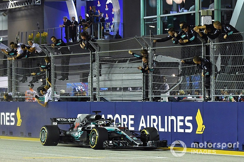 Hamilton domina de inicio a fin en Singapur y se acerca más al título