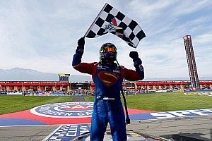 Jimmie Johnson logra un 's&uacute;per' triunfo en Fontana