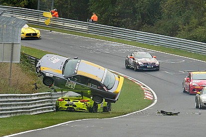Fotoreeks: Spectaculaire crash voor Matteo Cairoli in VLN