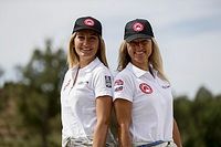 Una Peterhansel a bordo del coche eléctrico del Dakar