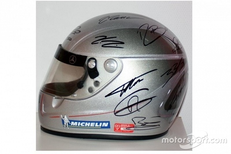 Capacete assinado por astros da F1 vai a leilão na internet