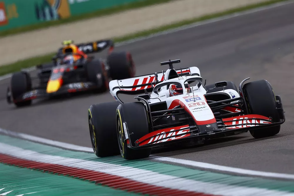 Kevin Magnussen, Haas VF-22, Sergio Perez, Red Bull Racing RB18