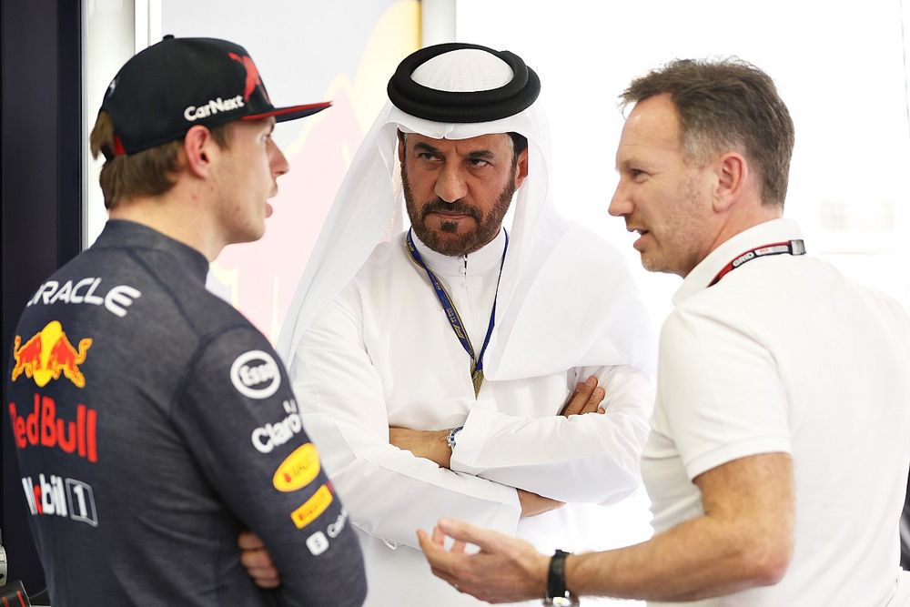 Mohammed ben Sulayem, presidente de la FIA, Christian Horner, director de Red Bull, y Max Verstappen