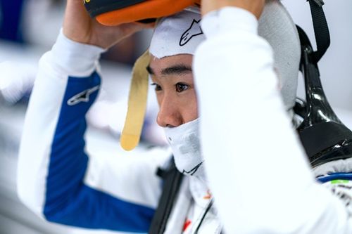 Tsunoda spogląda za ocean