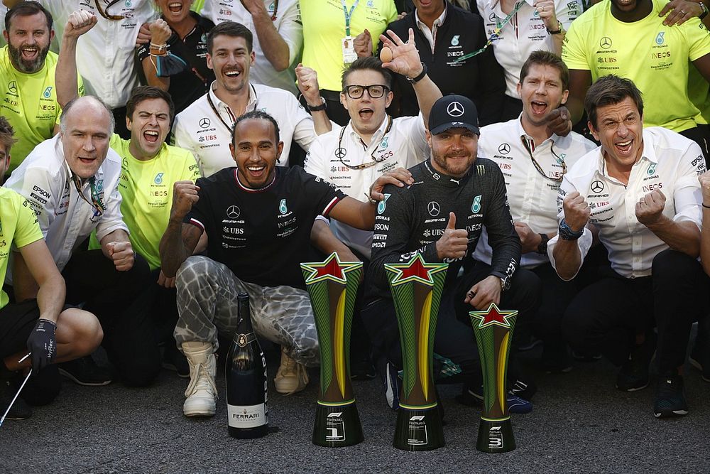 Lewis Hamilton, Mercedes, Andrew Shovlin, Director de Ingeniería en Pista, Mercedes AMG, Valtteri Bottas, Mercedes, 3ª posición, Toto Wolff, Director de Equipo y CEO, Mercedes AMG, y el equipo Mercedes celebran