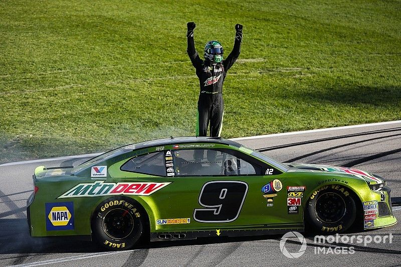 Race winner Chase Elliott, Hendrick Motorsports, Chevrolet Camaro Mountain Dew