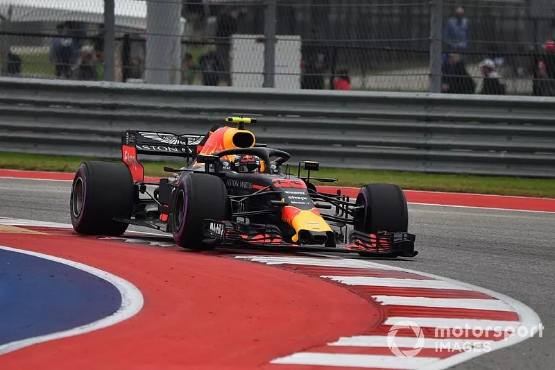 Max Verstappen, Red Bull Racing RB14 runs wide 