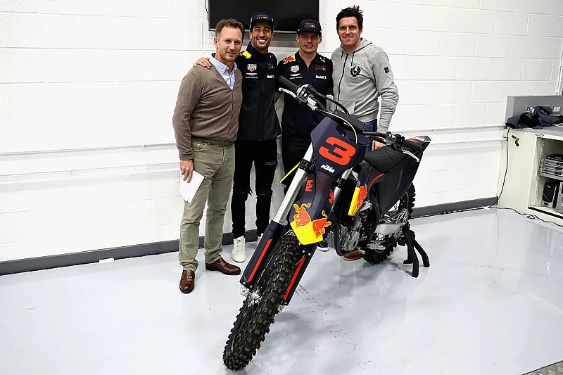 Daniel Ricciardo, Red Bull Racing; Christian Horner, jefe de Red Bull Racing; Max Verstappen, Red Bull Racing, y Dougie Lampkin posan para una foto con una moto KTM