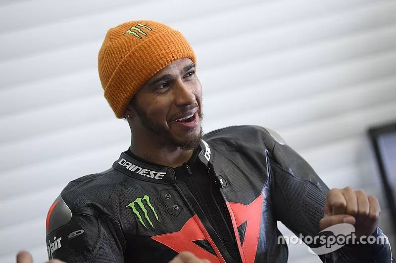 Lewis Hamilton prova la Yamaha Superbike 