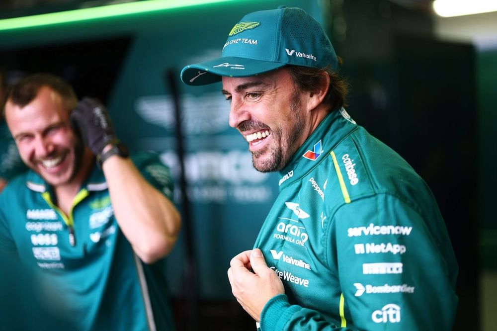 Alonso desvela el motivo por el que George Russell aparece en la funda de su móvil en México