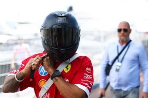 Lewis Hamilton sorprende en Mónaco al llegar en una superbike especial