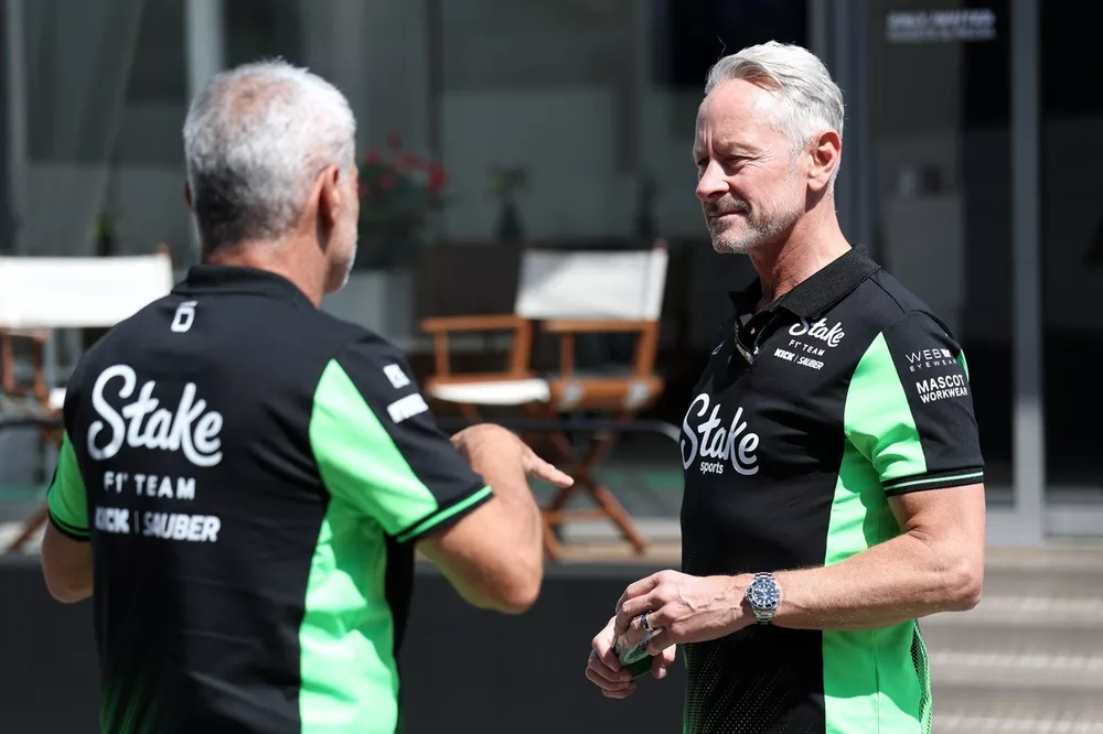 Jonathan Wheatley, Team Principal de Stake F1 Team Kick Sauber, charla con Beat Zehnder, Director Deportivo de Stake F1 Team Kick Sauber