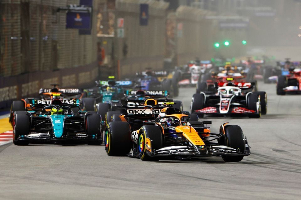 Lando Norris, McLaren MCL38, Max Verstappen, Red Bull Racing RB20, Lewis Hamilton, Mercedes F1 W15, George Russell, Mercedes F1 W15, the rest of the field at the start