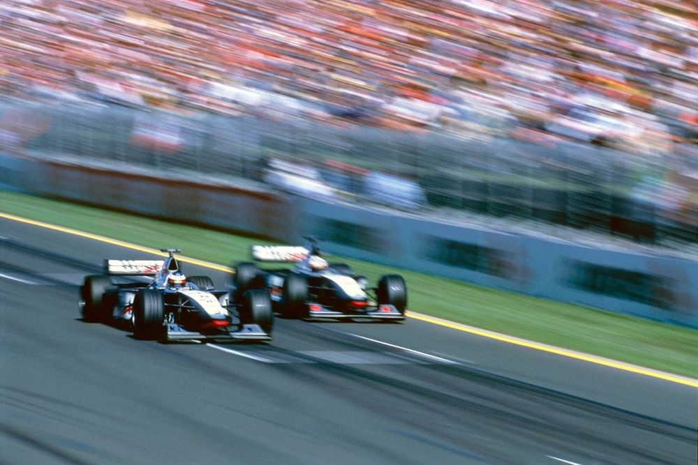 f1-australian-gp-1998-mika-hakkinen-passes-david-coulthard-mclaren-mp4-13