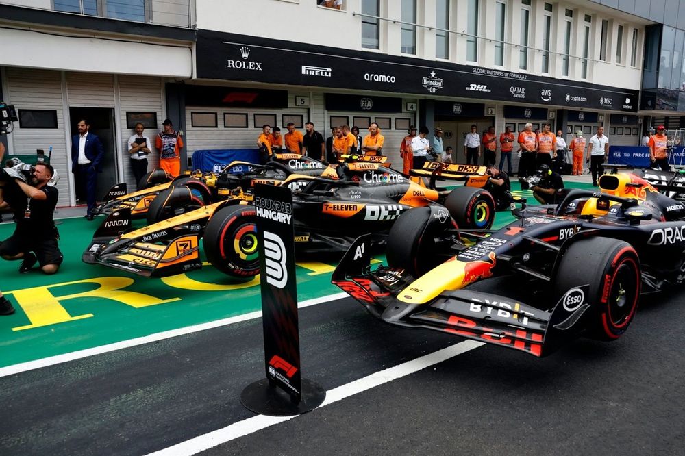 Os carros dos três primeiros colocados nas eliminatórias Max Verstappen, Red Bull Racing RB20, o pole man Lando Norris, McLaren MCL38, Oscar Piastri, McLaren MCL38