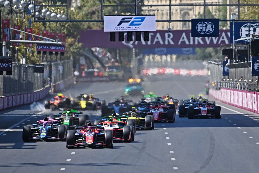Accidente en la salida de la F2 en Bak&uacute;, con Pepe Marti, Campos Racing y Kush Maini, Invicta Racing