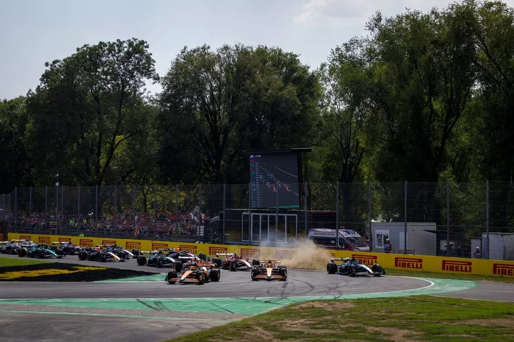 Lando Norris, McLaren MCL38, Oscar Piastri, McLaren MCL38, George Russell, Mercedes F1 W15