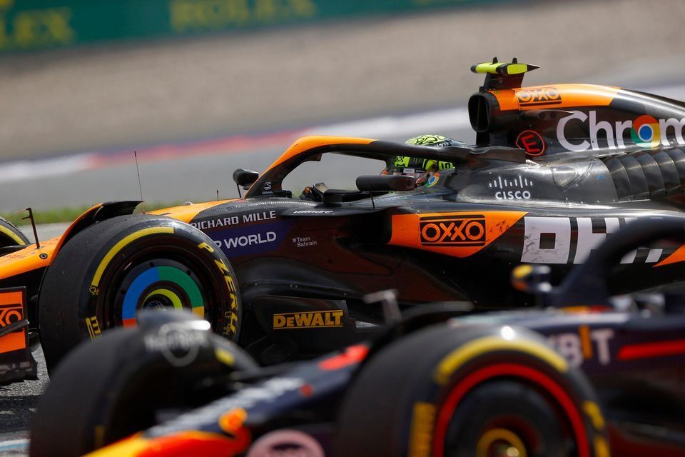 Max Verstappen, Red Bull Racing RB20, Lando Norris, McLaren MCL38, lutam pela liderança