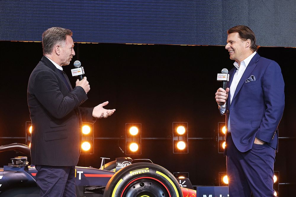 Christian Horner, director del equipo Red Bull Racing, Jim Farley, CEO de Ford