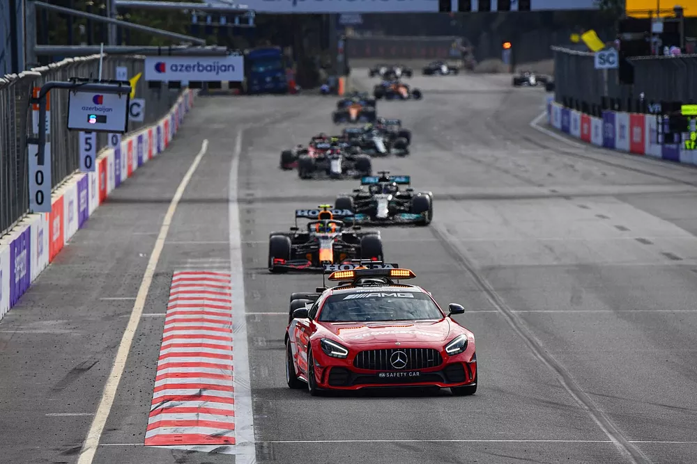 El Safety Car al frente de Sergio P&eacute;rez, Red Bull Racing RB16B, Lewis Hamilton, Mercedes W12 en el reinicio
