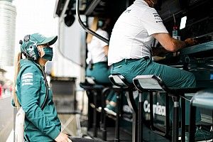 Por qué Aston Martin contrató a una piloto de acrobacias de James Bond