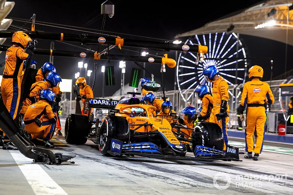 Daniel Ricciardo, McLaren MCL35M, in de pits